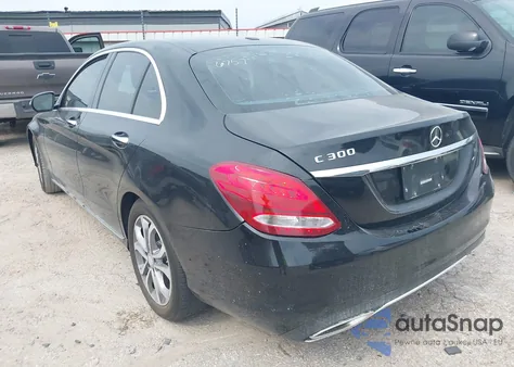 2017 Mercedes-Benz C 300 Luxury/Sport z USA, uszkodzony, nr VIN 55SWF4JB3HU186757